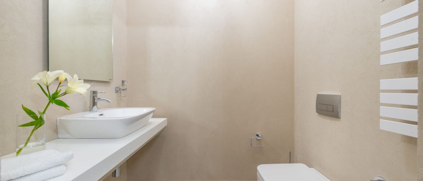 Modernes Badezimmer mit Sanitärinstallation